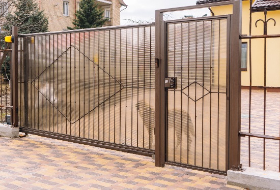 Купить ворота из профлиста с элементами ковки, с металлическими столбами в рамке или под дерево в Апатитах от 158640 руб